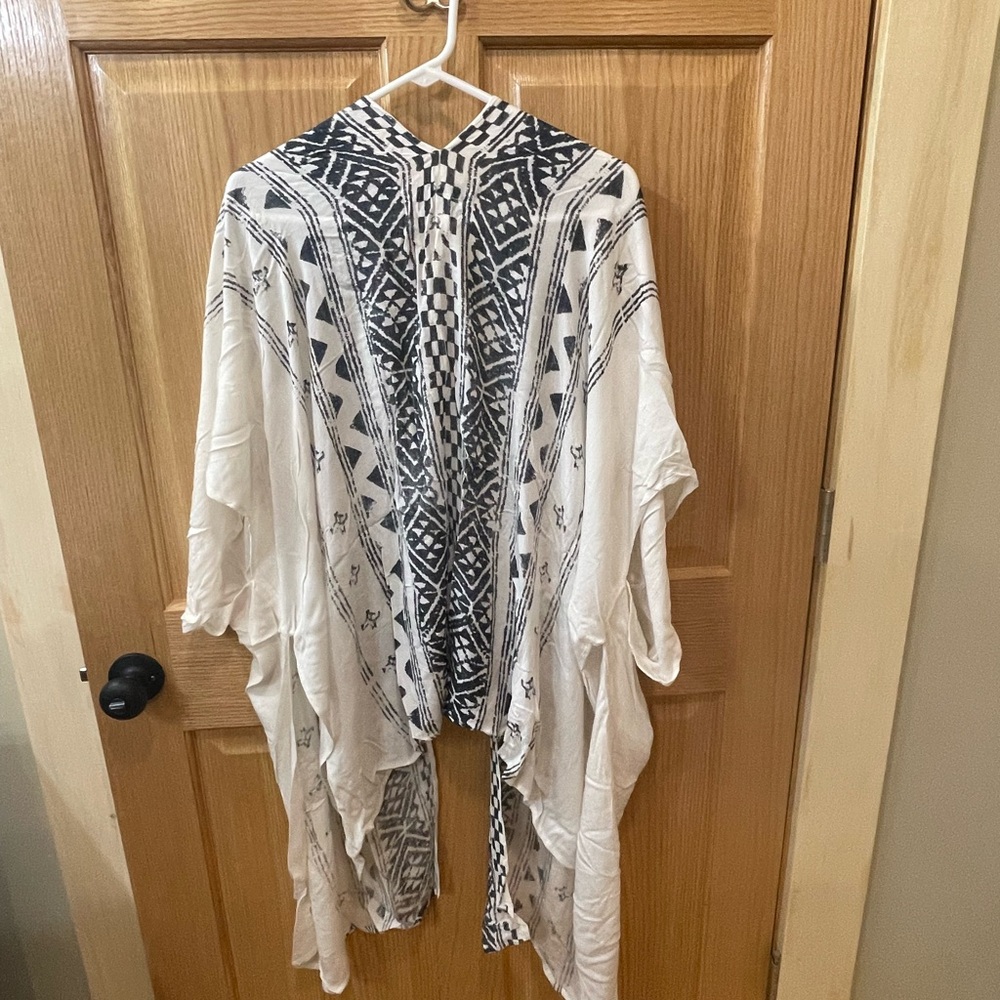 Steve Madden Black and White Kimono